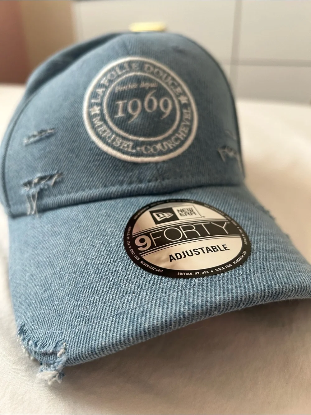 New Era Distressed Denim 9FORTY Cap - Light Blue